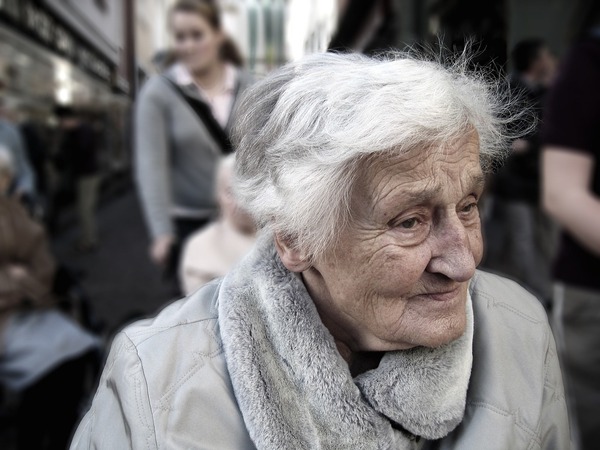woman-100343_1280